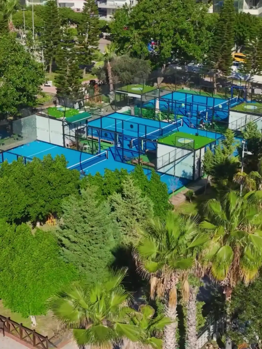 Vista aérea de las pistas de pádel de un club de OSU Padel en Valencia