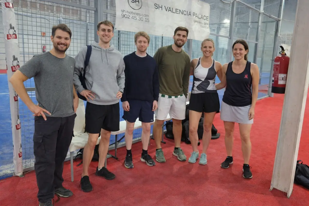 Seis jugadores de pádel posando juntos en la pista tras un Saturday Social de OSU